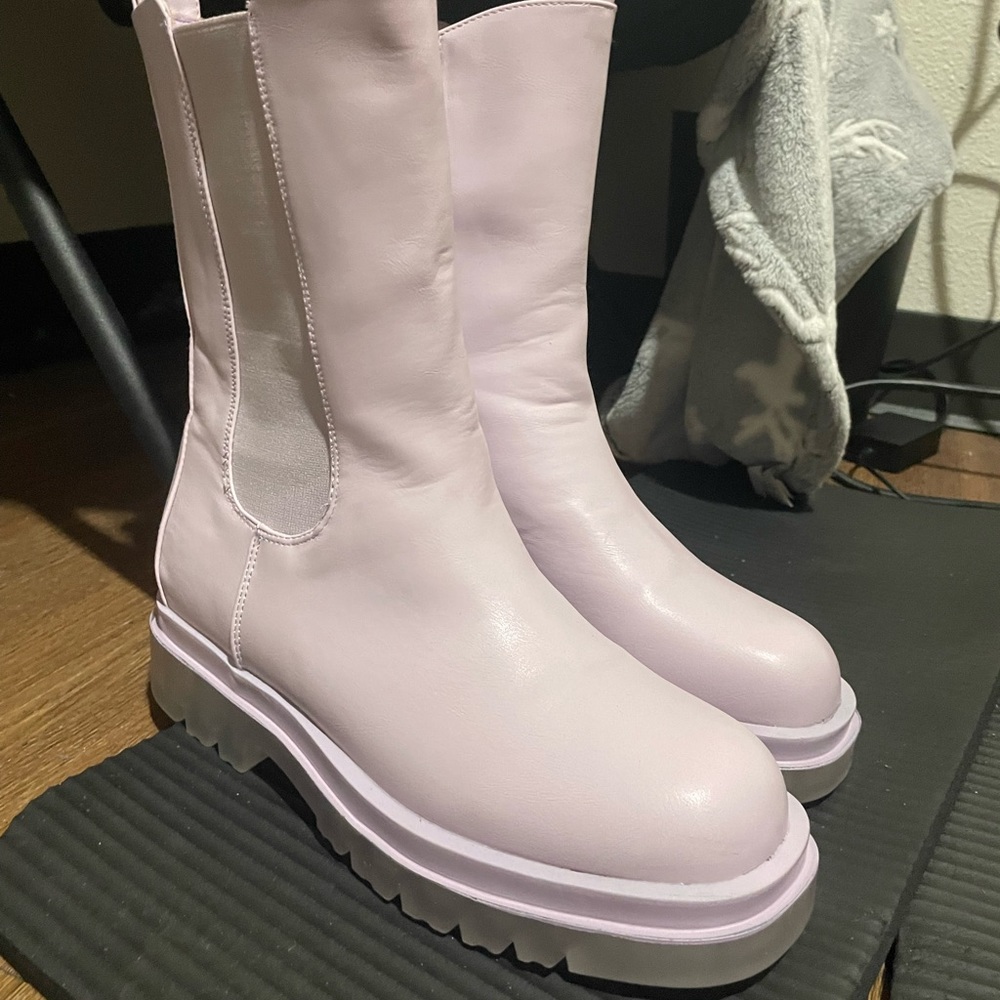 These are shoes that I bought online. I bought size ten but it wasn't fit.